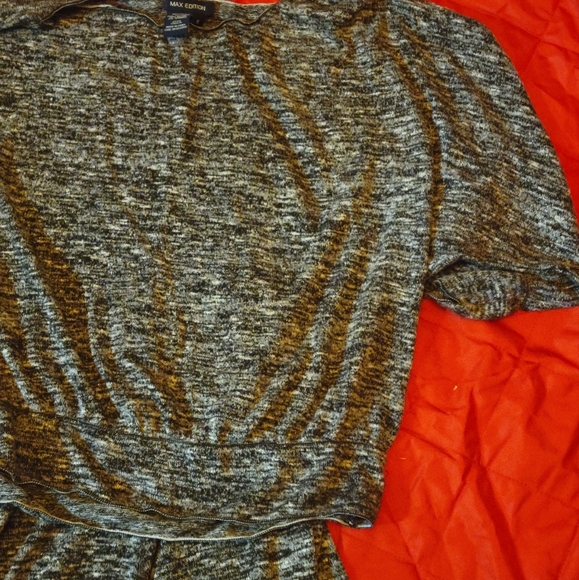 Max Edition skirt set. Band hem and waist. Grey. Short sleeve. Small - Picture 2 of 4